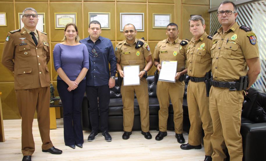 Vítimas de roubo fazem homenagem em reconhecimento a policiais militares que atenderam ocorrência e recuperaram pertences em Curitiba