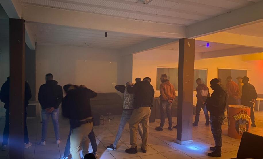 Ação integrada flagra 212 pessoas e interdita cinco pontos comerciais em Curitiba