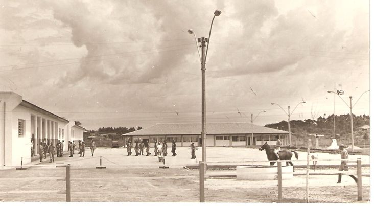 Imagem antiga em preto e branco do Regimento de Polícia Montada