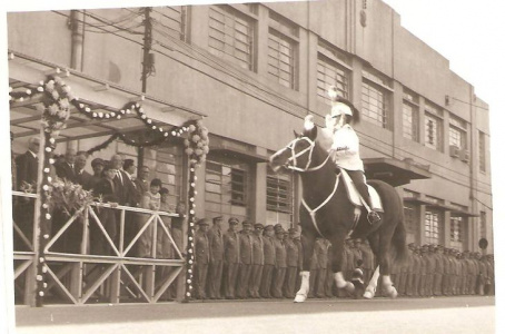 Policial do Regimento passando em frente ao palanque de autoridades com seu cavalo.