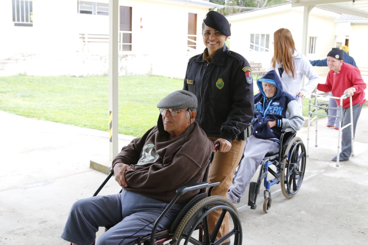 Batalhão da PM de Ponta Grossa (PR) visita Casa do Idoso Paulo de Tarso e faz doação de materiais de limpeza