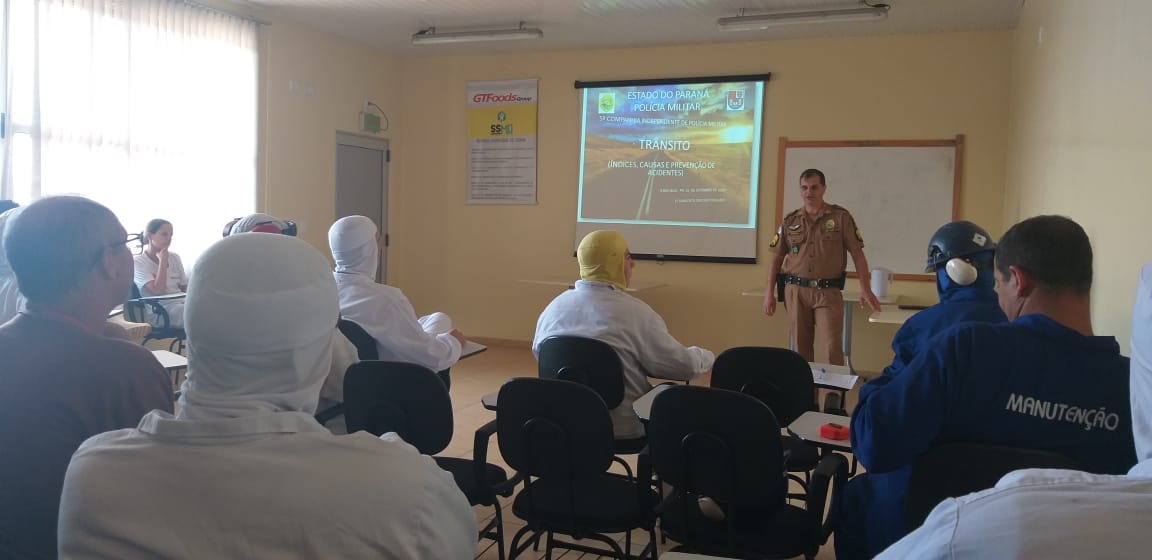 Policial militar ministra palestra sobre segurança no trânsito na cidade de Terra Boa (PR), no Noroeste do estado