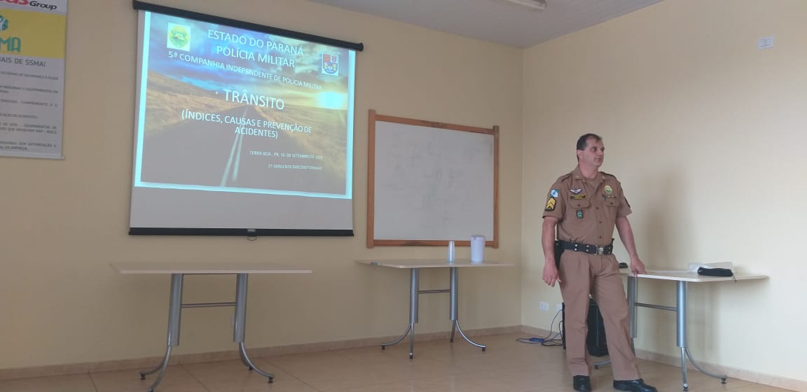 Policial militar ministra palestra sobre segurança no trânsito na cidade de Terra Boa (PR), no Noroeste do estado