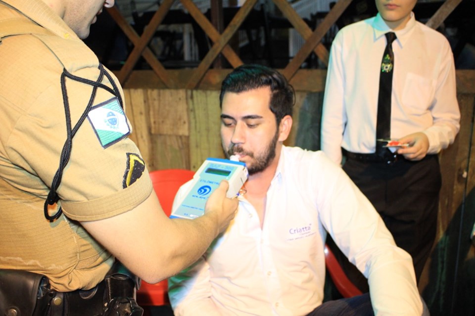 PM orienta população de Cianorte (PR) sobre a perigosa combinação do álcool com a direção