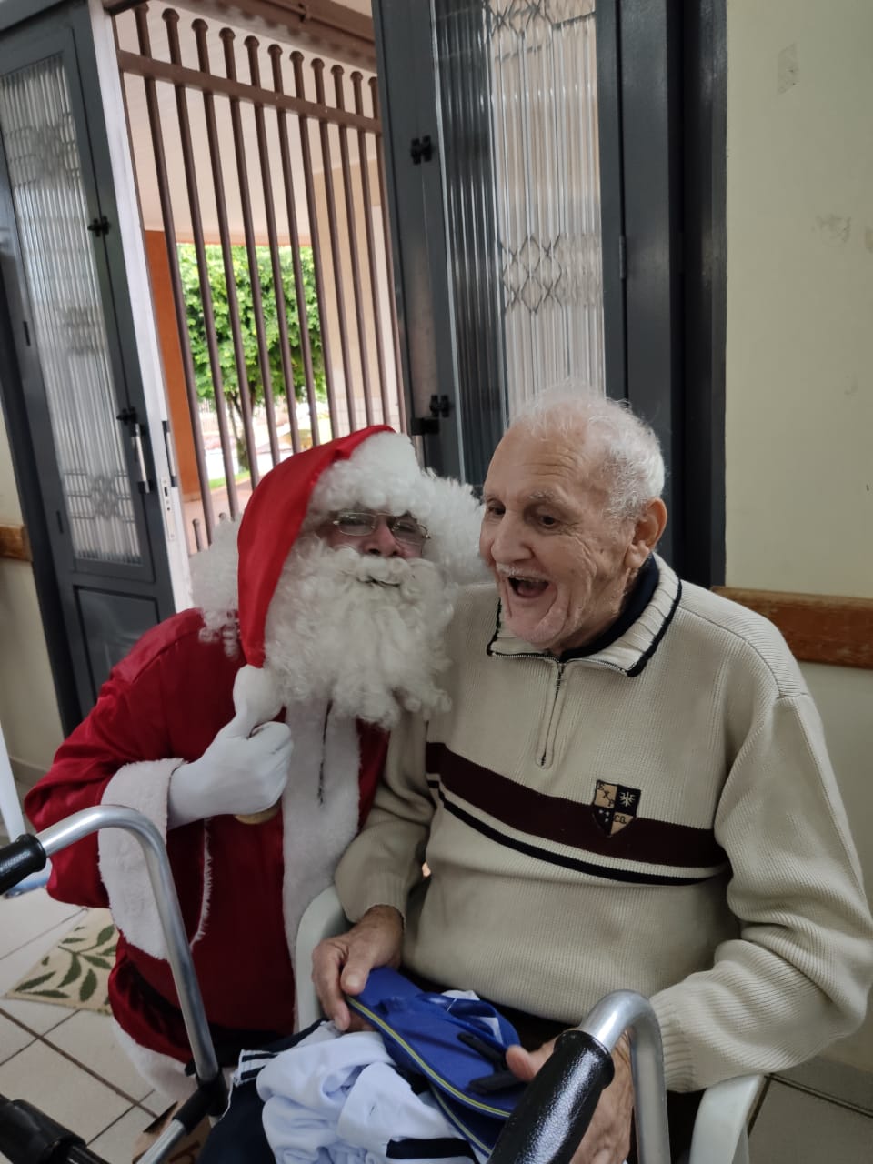 PM e projeto “Ta Curando” levam presentes e alegria aos idosos do Asilo São Vicente de Paulo no Noroeste do estado