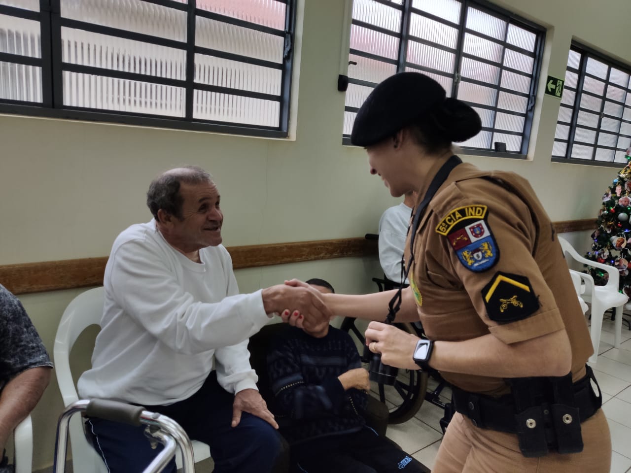 PM e projeto “Ta Curando” levam presentes e alegria aos idosos do Asilo São Vicente de Paulo no Noroeste do estado