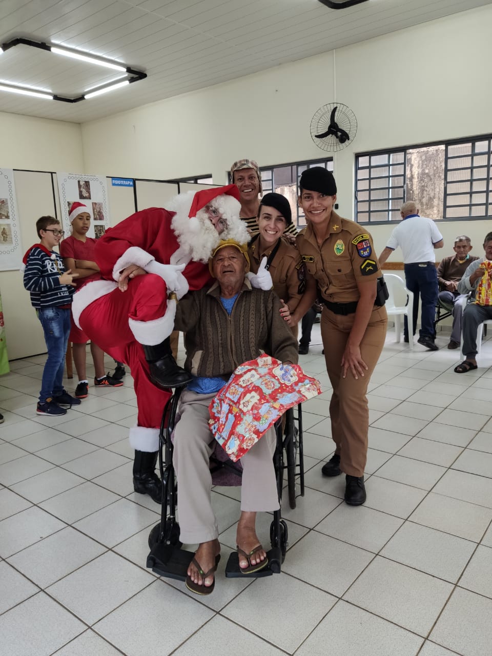 PM e projeto “Ta Curando” levam presentes e alegria aos idosos do Asilo São Vicente de Paulo no Noroeste do estado