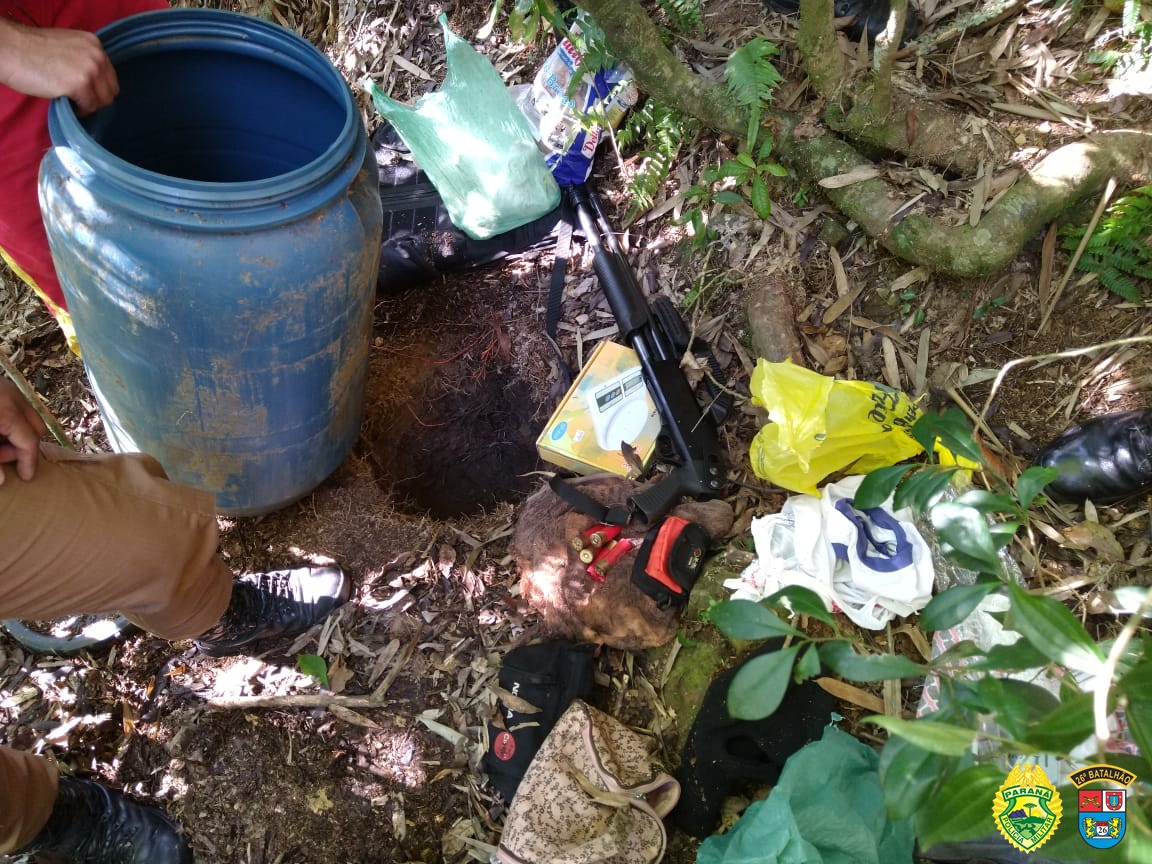 Em Telêmaco Borba, PM localiza espingarda e drogas enterradas às margens do Rio Tibagi