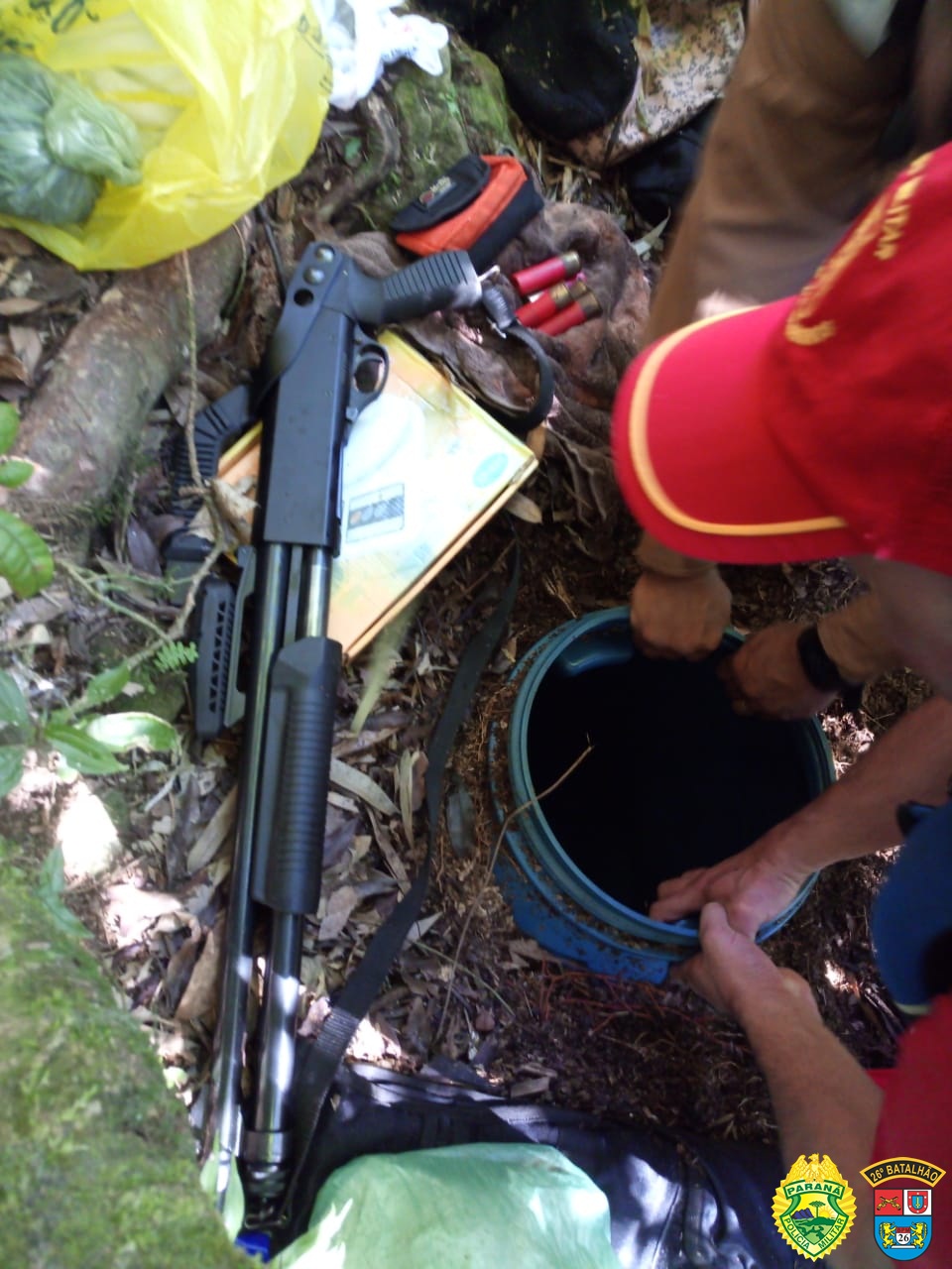 Em Telêmaco Borba, PM localiza espingarda e drogas enterradas às margens do Rio Tibagi