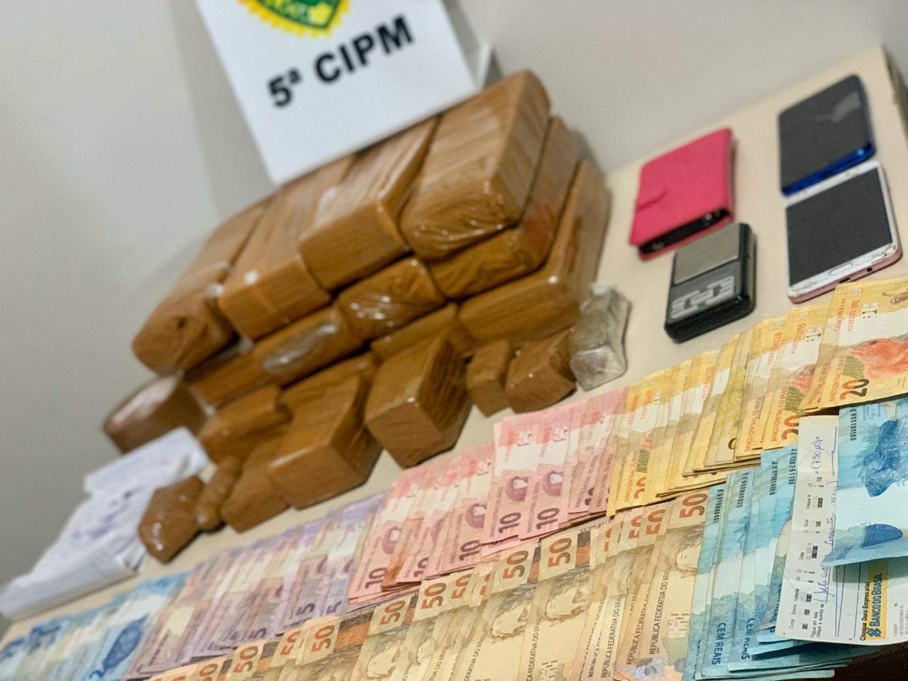 Em Cianorte (PR), PM prende casal e apreende mais de nove quilos de maconha após denúncias
