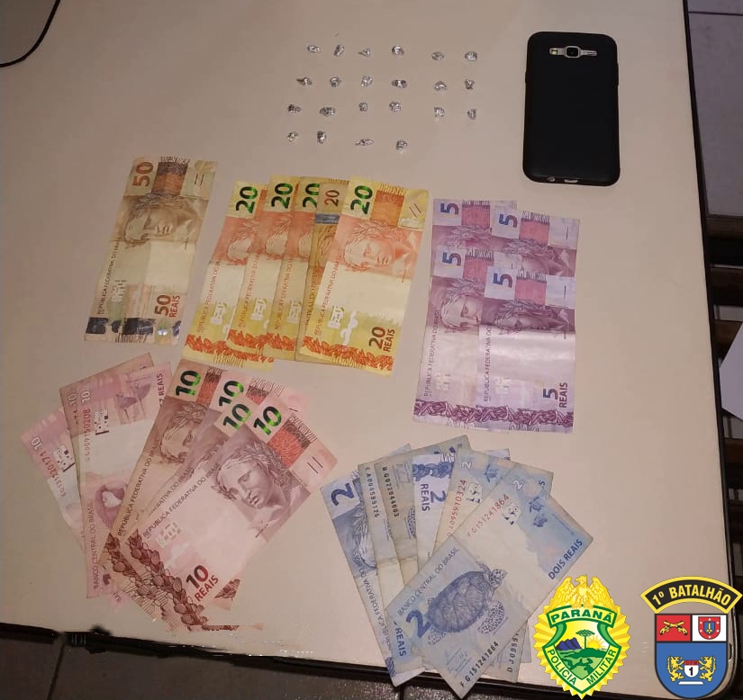 Nos Campos Gerais, PM encaminha duas pessoas e apreende 49 pedras de crack