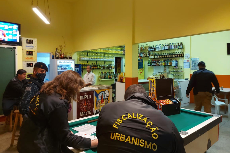 Aifu fiscaliza 24 pontos comerciais e dispersa 1,8 mil pessoas durante o final de semana