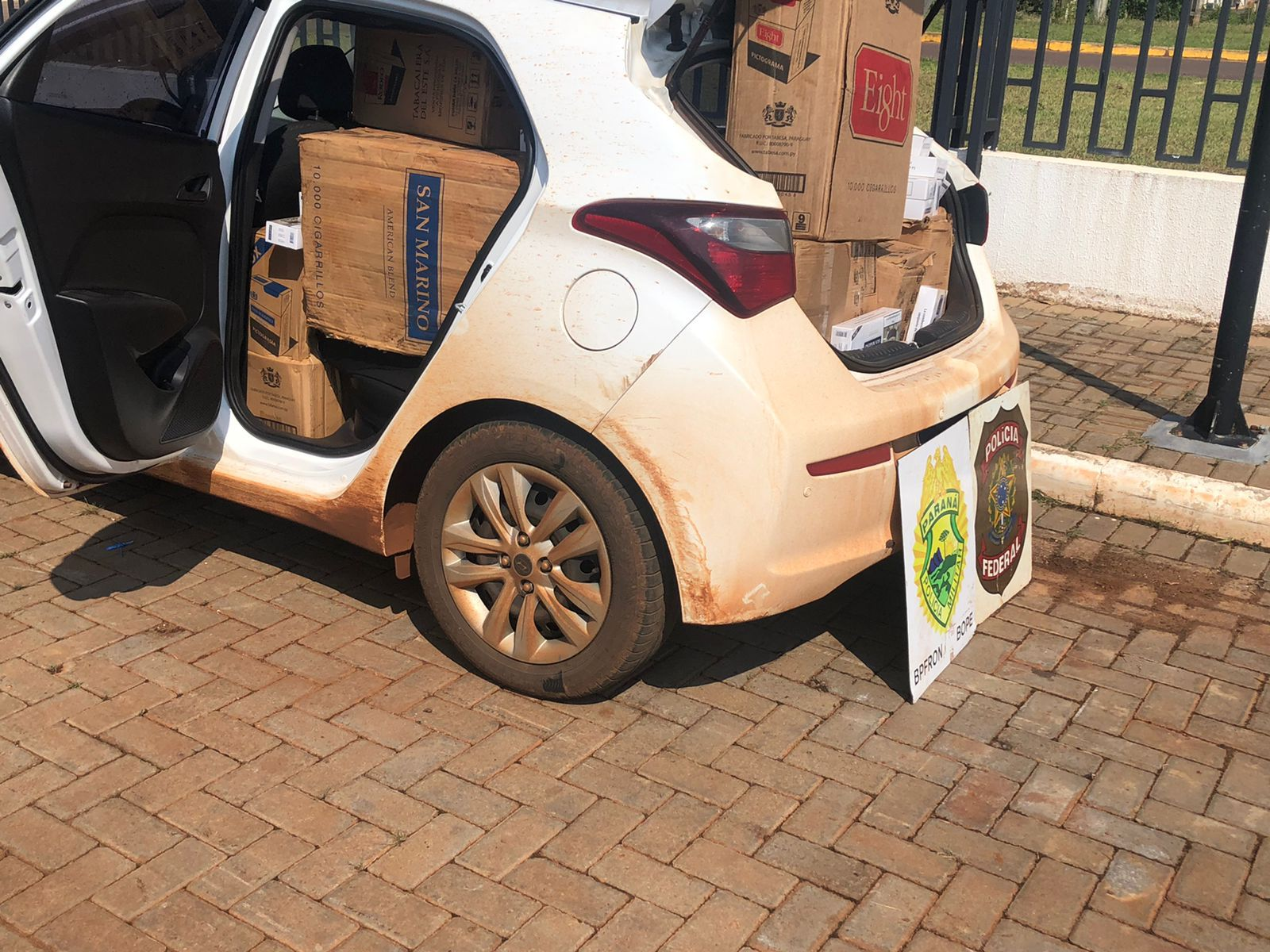 BPFron prende duas pessoas e apreende cigarros, produtos contrabandeados e 57 pedras de crack no Oeste do estado