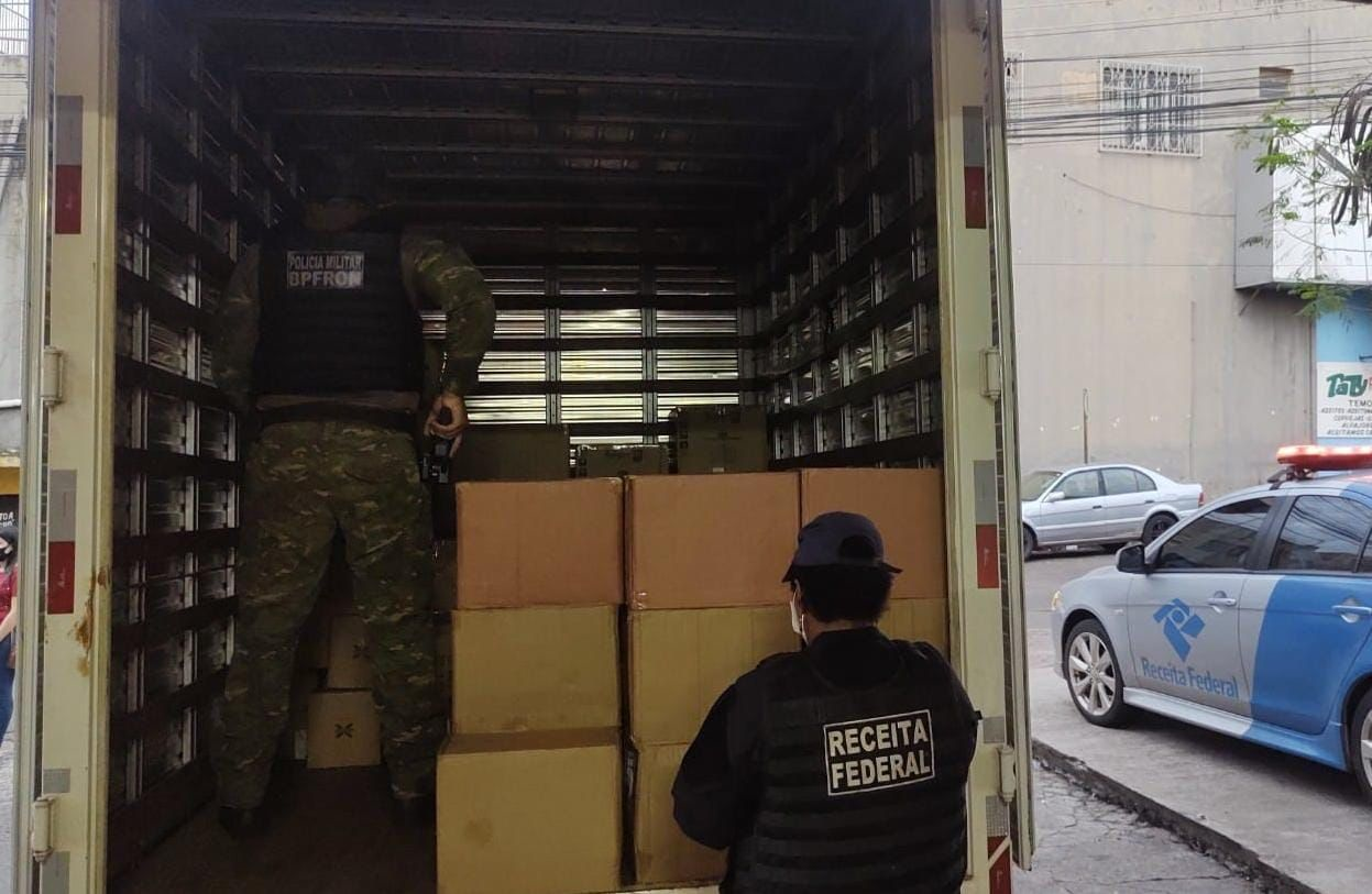 BPFron prende duas pessoas e apreende cigarros, produtos contrabandeados e 57 pedras de crack no Oeste do estado