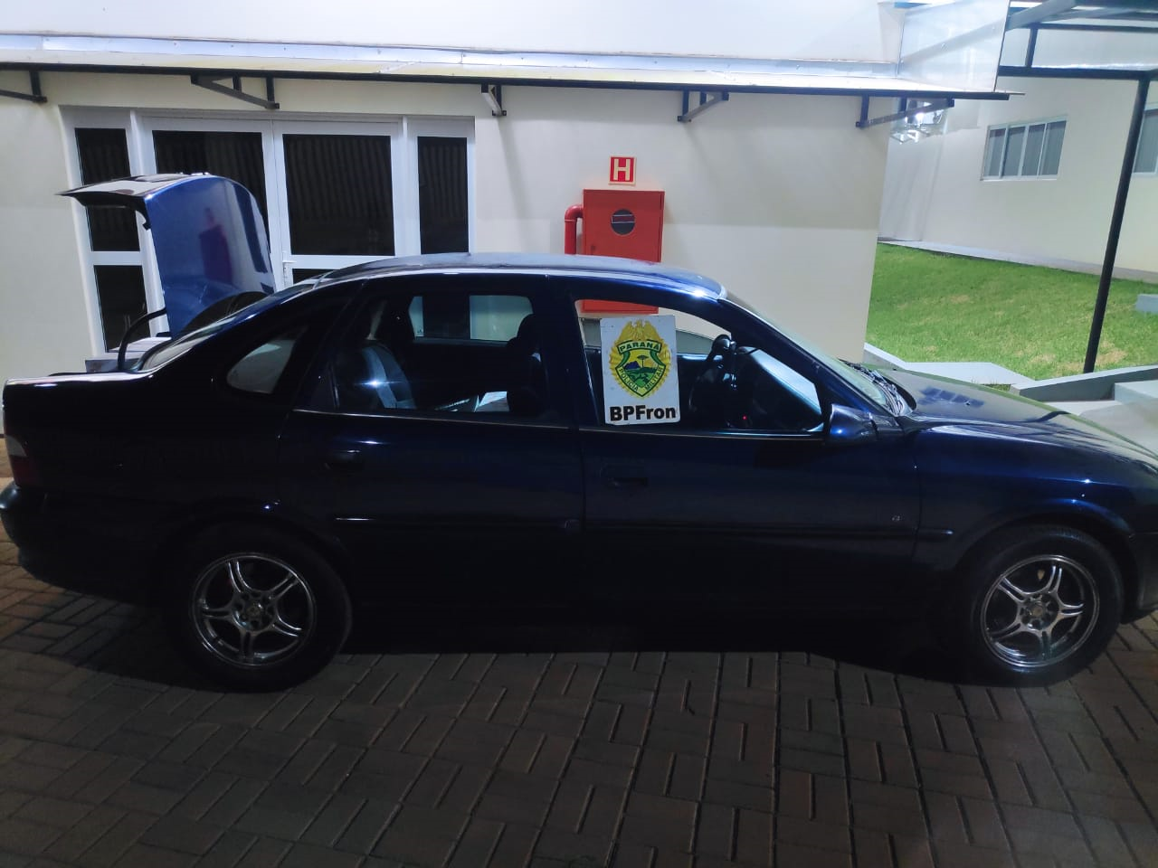 BPFRON prende homem com um Mandado de Prisão em aberto e apreenderam 150 garrafas de vinho contrabandeados no Oeste do estado