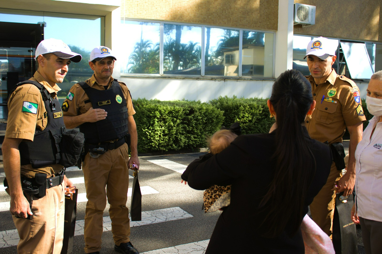 BPTRAN RECEBE VISITA DE RECÉM-NASCIDO SALVA POR POLICIAIS