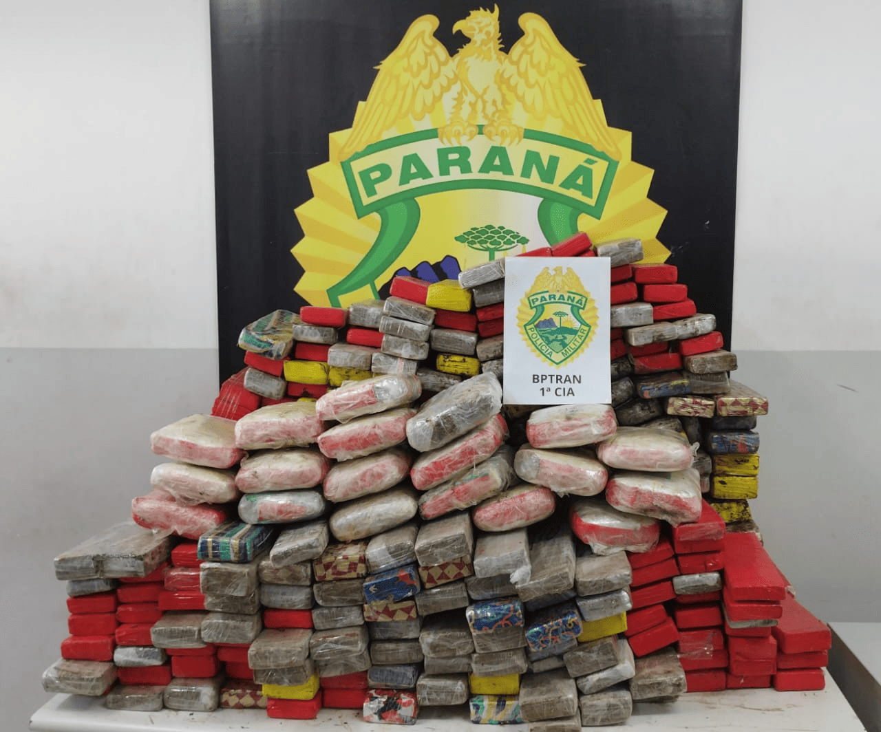 BPTran apreende 279 kg de maconha após veículo capotar na região sul de Curitiba