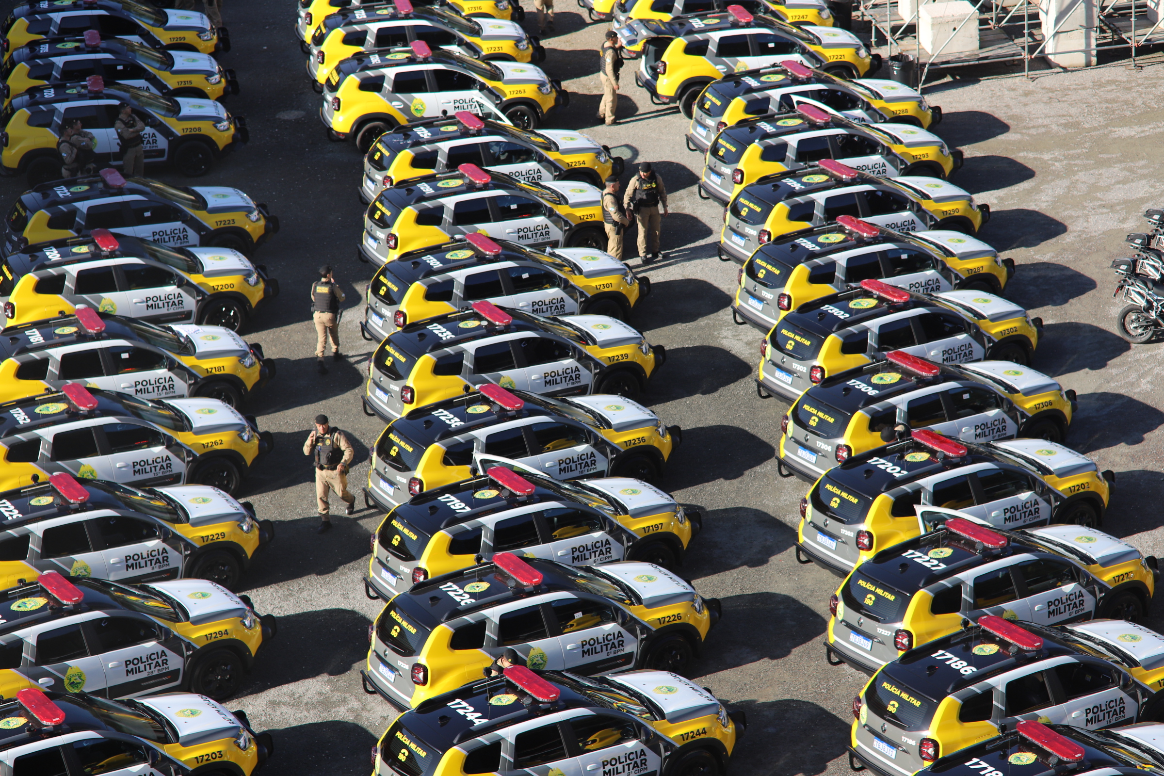 Investimento de R$ 63 milhões: Ratinho Junior entrega 431 motos e viaturas para a PMPR