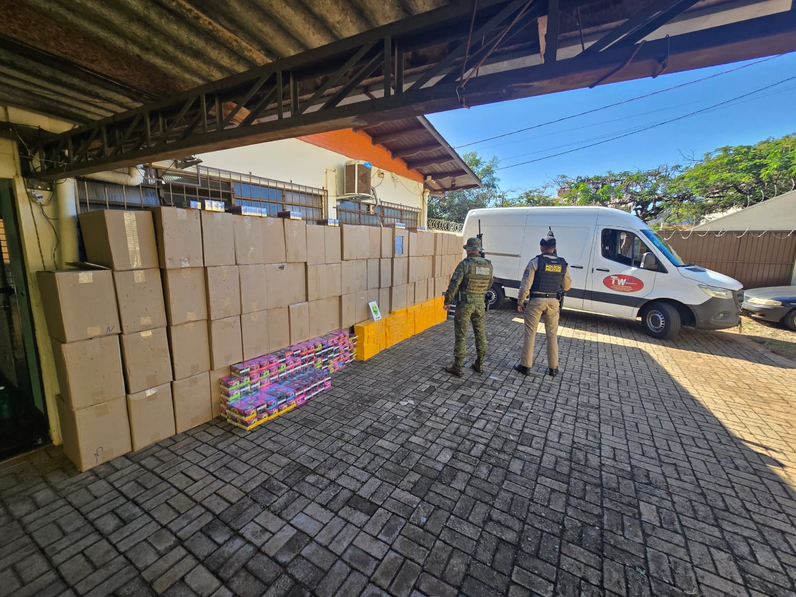 Polícia Militar do Paraná prende homem e apreende mais de um milhão de reais em mercadorias, na região noroeste do estado