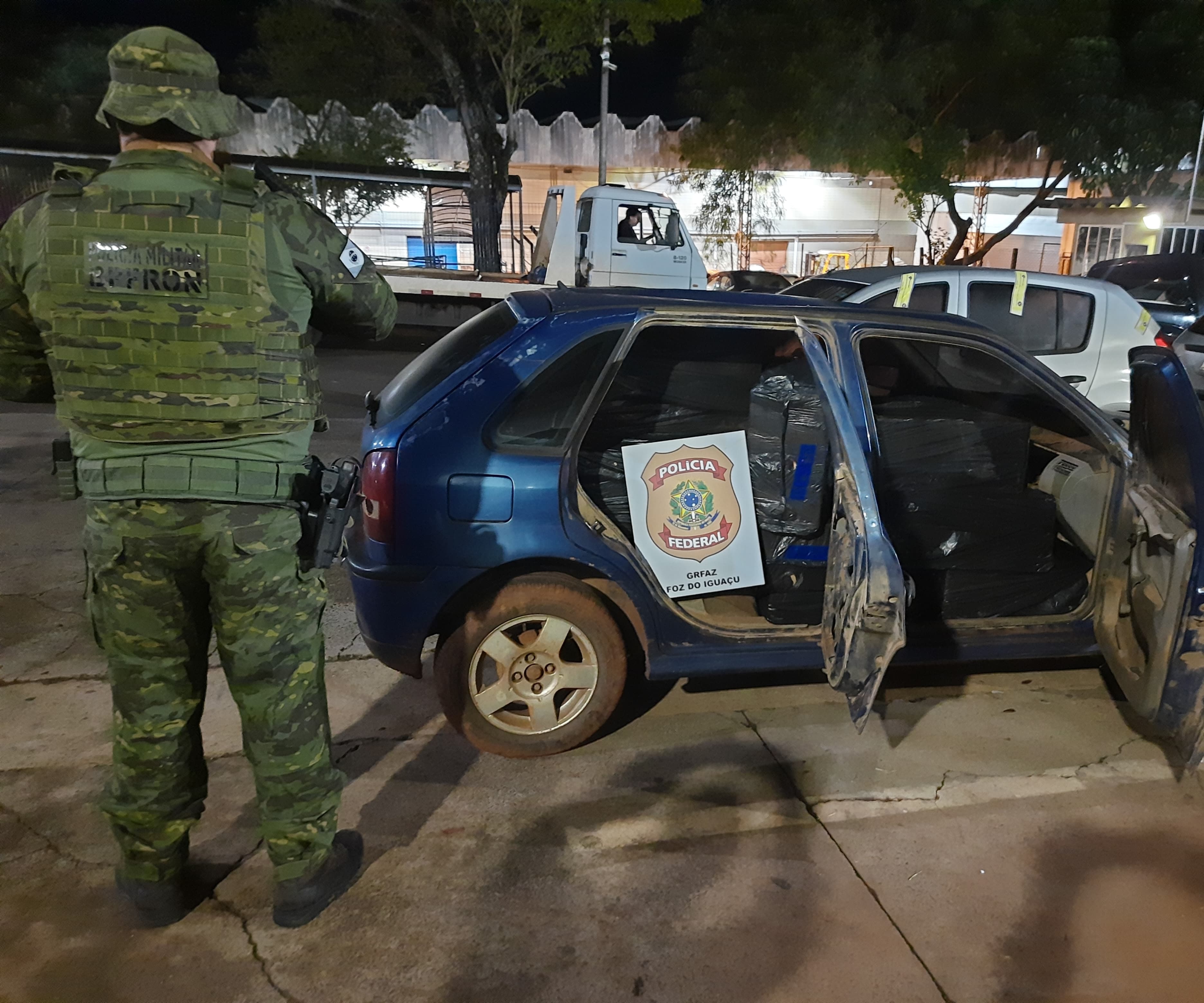 Polícia Militar do Paraná apreende dois veículos carregados de cigarros em Itaipulândia
