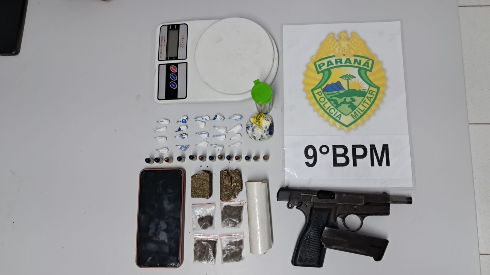 Polícia Militar do Paraná prende homem com arma de fogo de uso restrito e drogas em Paranaguá
