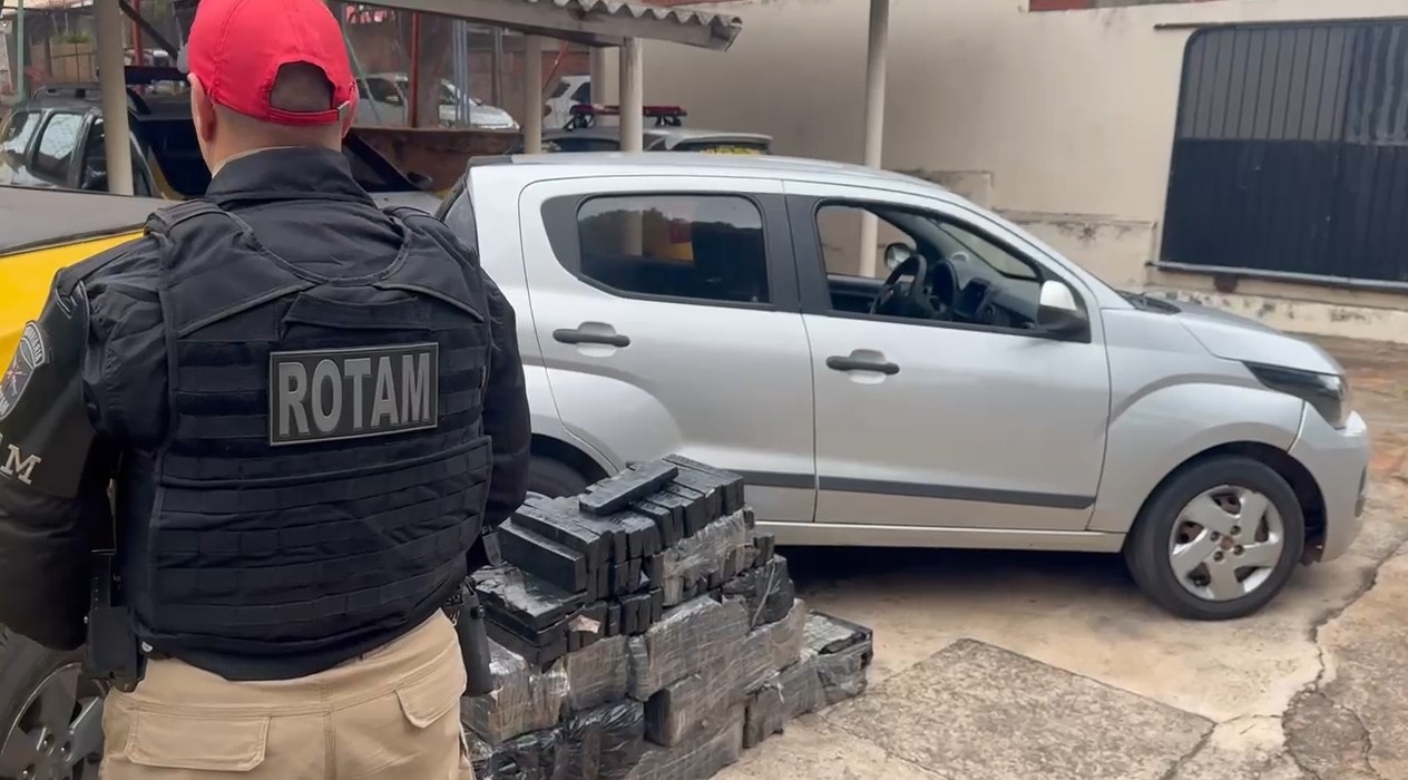 Excesso de peso em veículo levanta suspeita e PMPR descobre veículo clonado com mais de 160 kg de maconha no noroeste do Estado