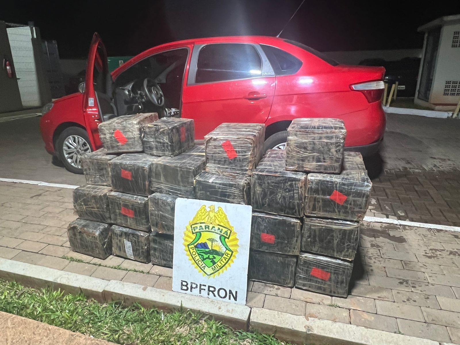 Polícia Militar do Paraná prende homem que carregava mais de 400 quilos de maconha em veículo furtado, na região oeste do estado