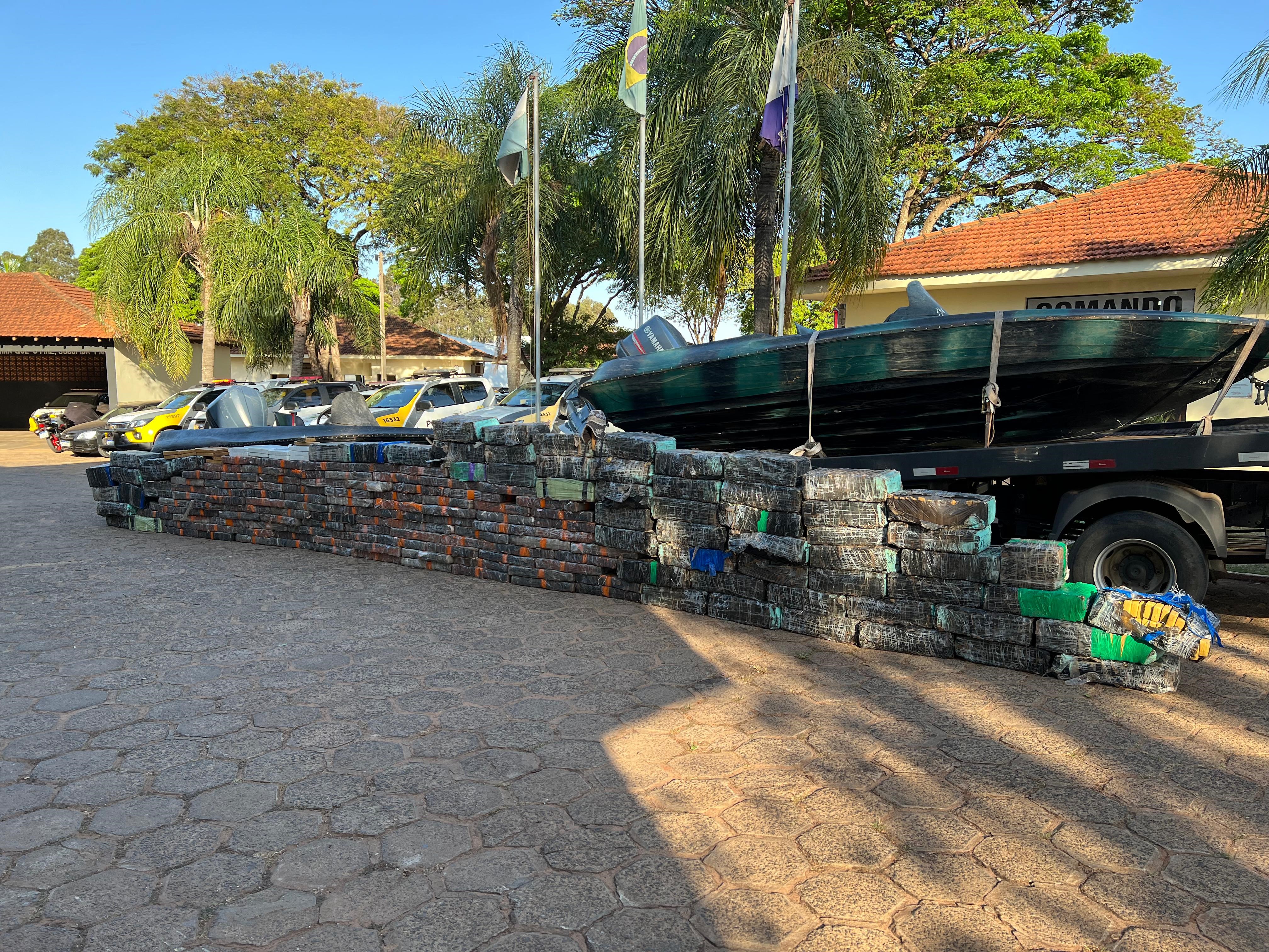 Polícia Militar do Paraná apreende mais de duas toneladas de maconha em embarcações no Rio Paraná