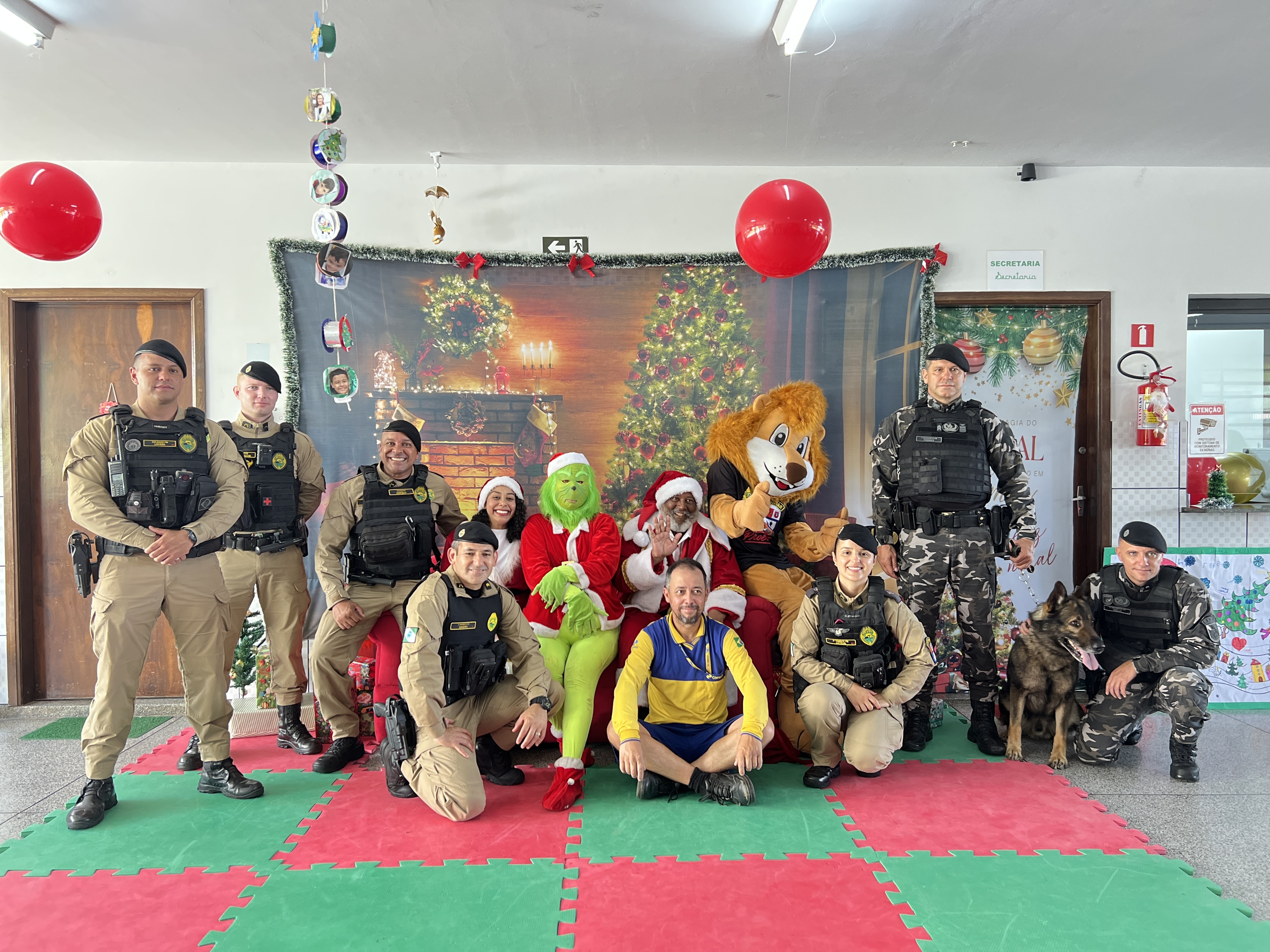 Durante a atividade, os policiais interagiram diretamente com os alunos, conversaram, posaram para fotos e participaram de momentos lúdicos dentro da escola