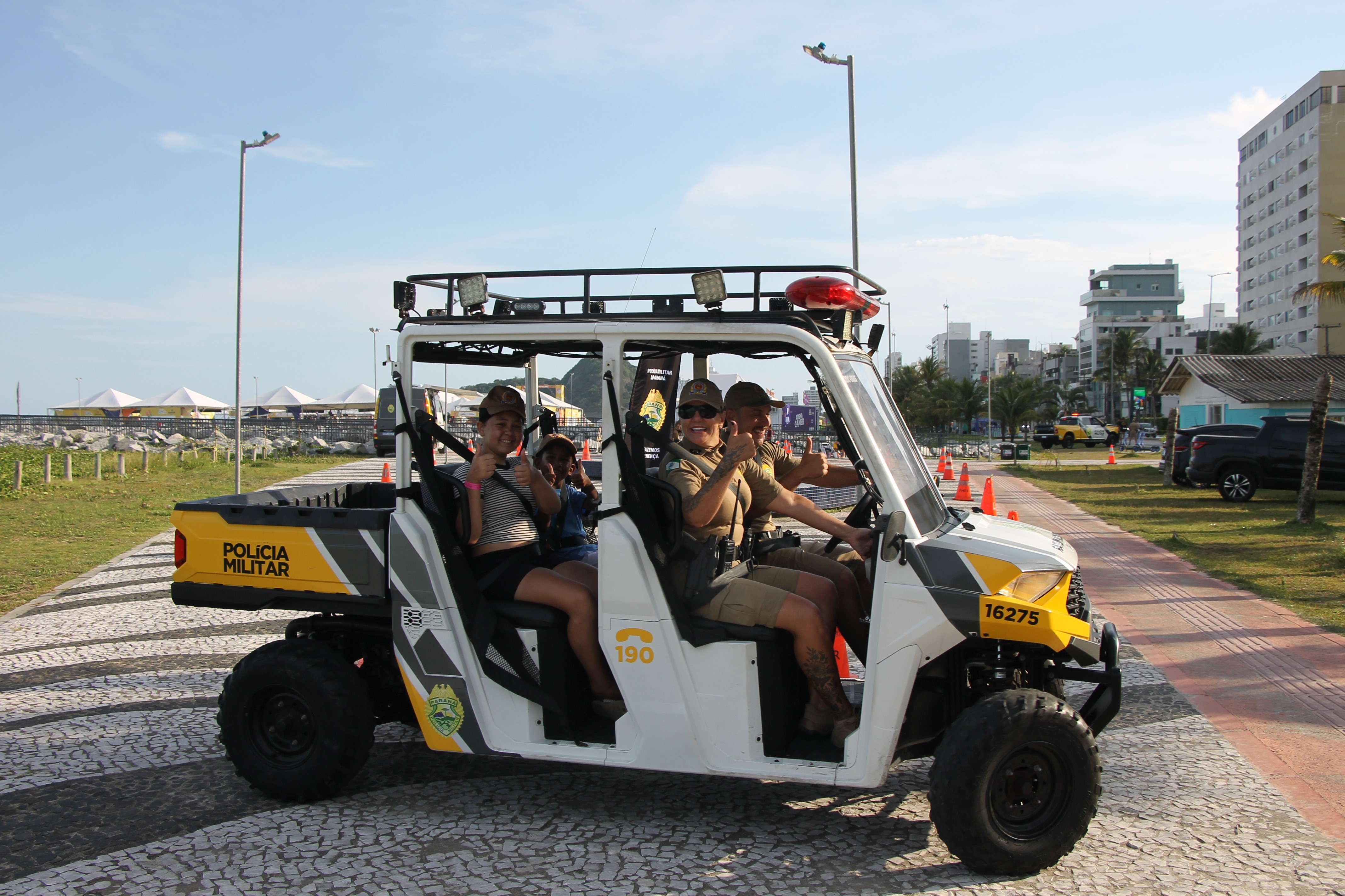 Cinto afivelado e sorriso no rosto: a “Voltinha UTV PMPR” conquista a criançada no litoral