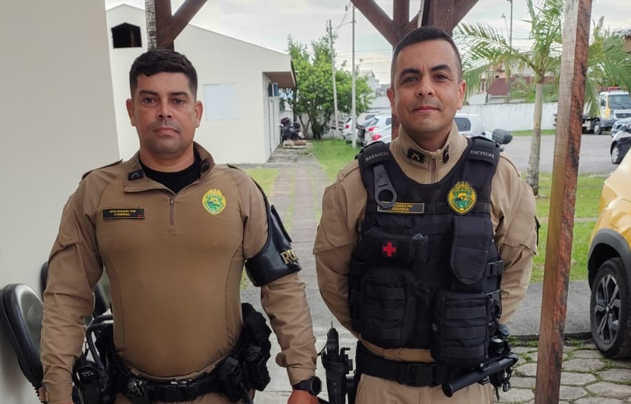 Diante do risco iminente de afogamento, os policiais da Patrulha Rural agiram de forma imediata e entraram no rio para prestar socorro