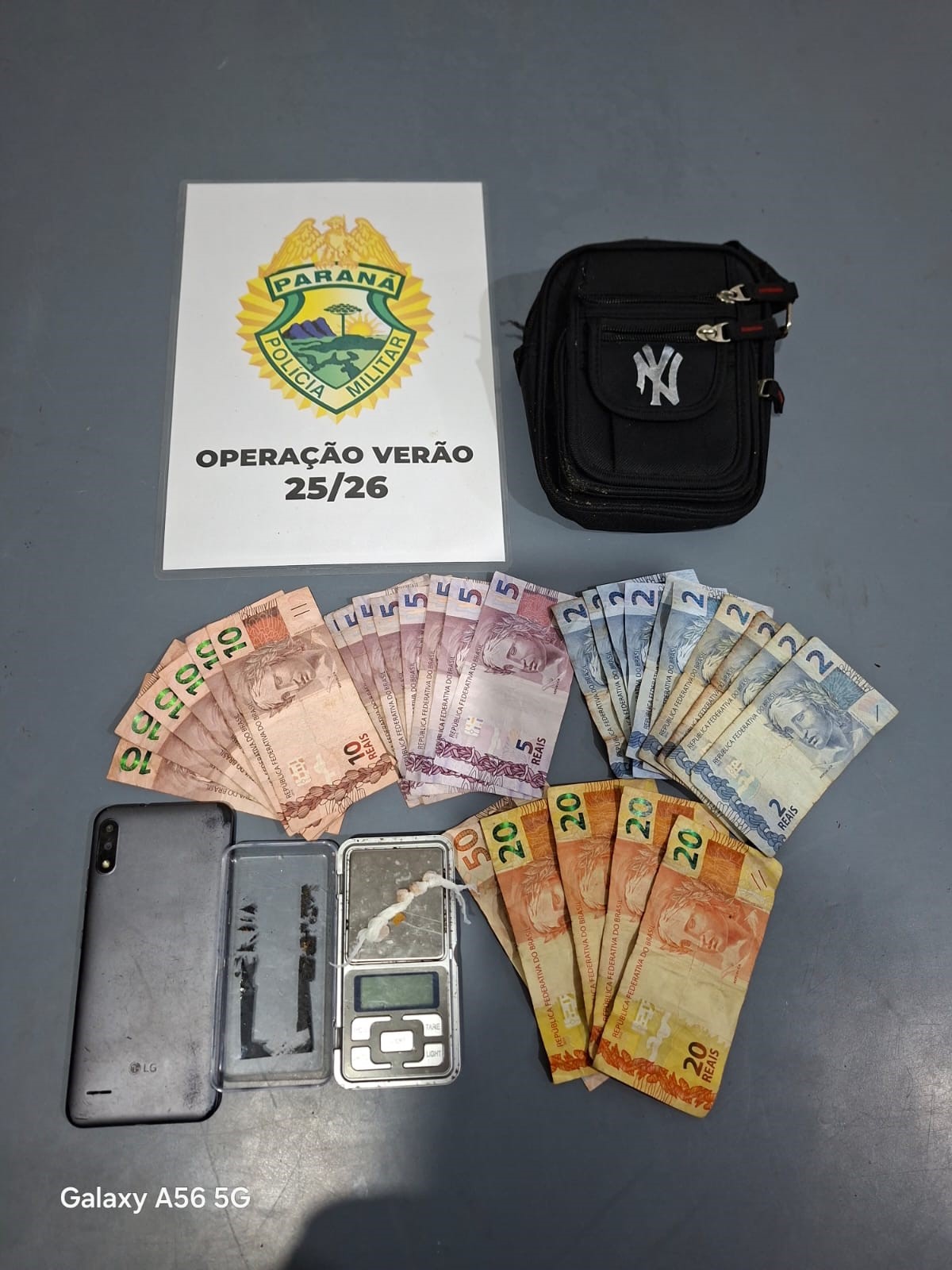 Durante a revista pessoal, foram encontrados com ele R$ 250,00 em dinheiro e cinco pedras de crack