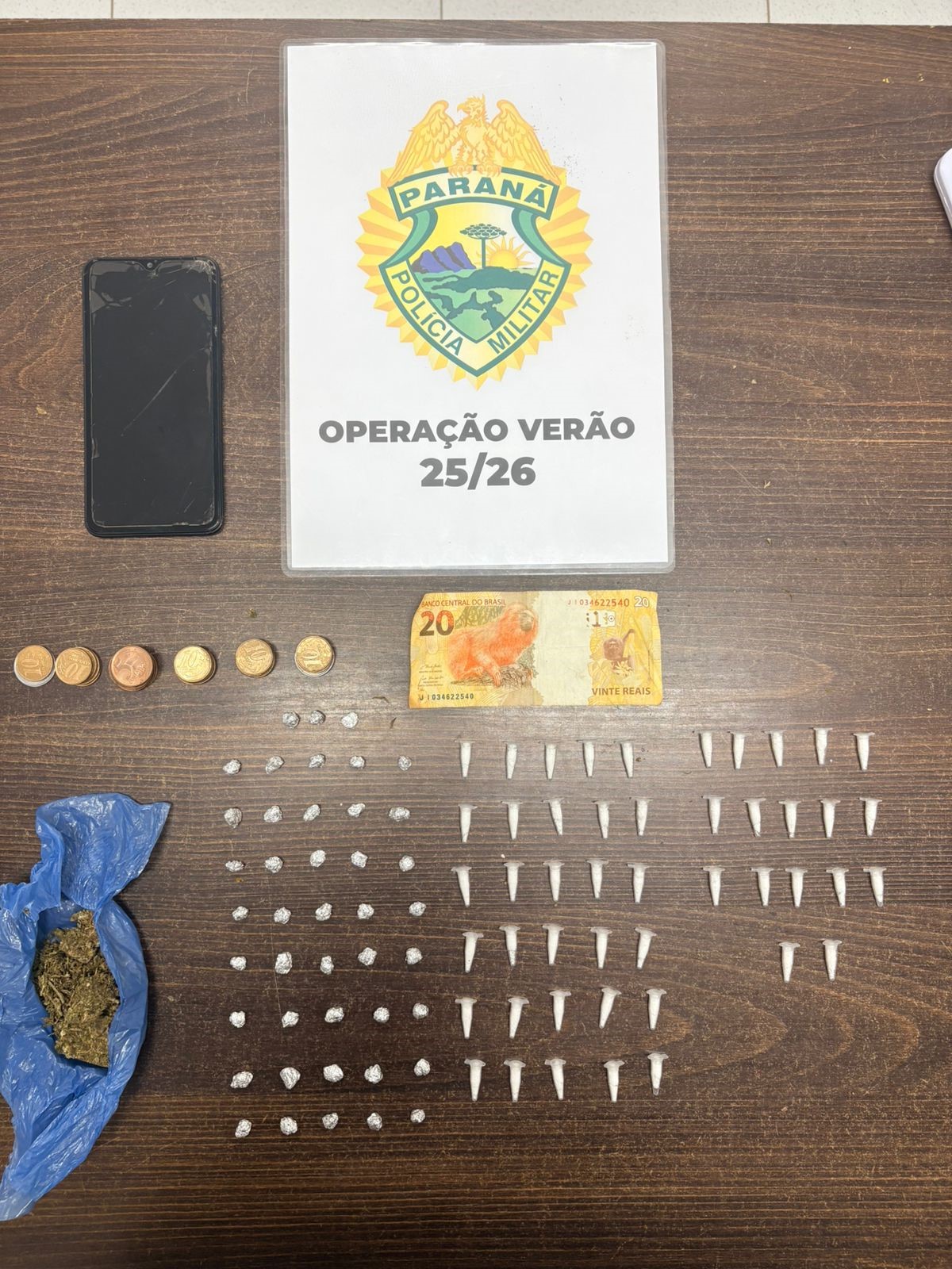 Ao final da ação, foram apreendidos 47 pinos de cocaína, 43 pedras de crack, 11 gramas de maconha, R$ 23,00 em dinheiro e um celular