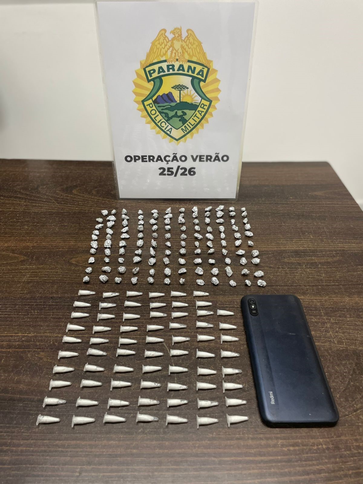 Ao todo, foram apreendidas 120 pedras de substância análoga ao crack e 68 pinos contendo substância análoga à cocaína