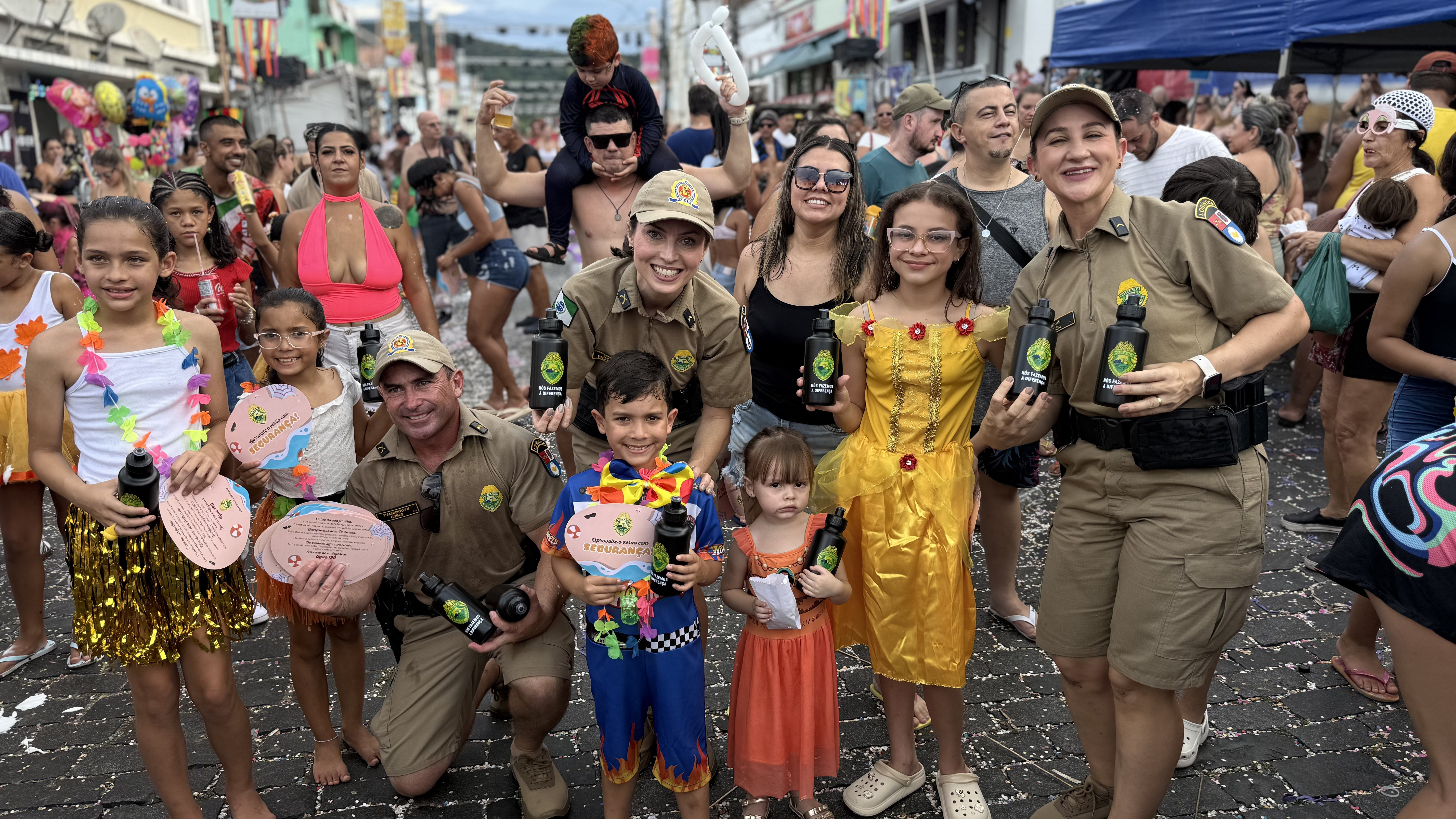 A Polícia Militar do Paraná (PMPR) segue com foco total na segurança dos paranaenses e turistas durante o feriado prolongado. Nesta segunda-feira (16), as ações estratégicas de policiamento garantiram que as festividades de Carnaval em Antonina e Morretes ocorressem em um clima de paz, integração e diversão para todas as idades, com presença ostensiva em pontos-chave das cidades.  Em Antonina, o dia foi marcado por dois dos eventos mais aguardados do calendário local, o Baile Infantil e a tradicional Corrid