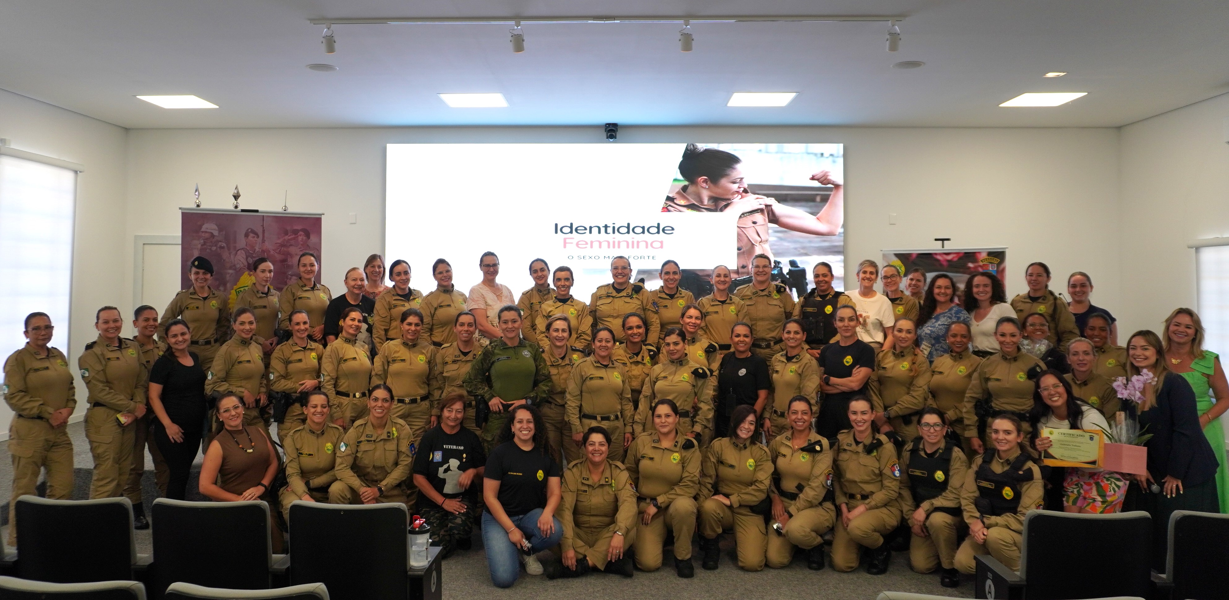 PMPR promove encontro “Chá de Rosas” e debate identidade feminina entre policiais militares