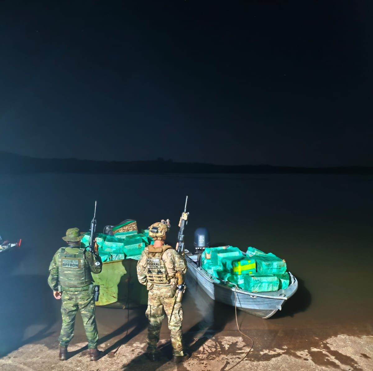 PMPR e PF apreendem 6 mil pacotes de cigarros em porto clandestino no Lago de Itaipu