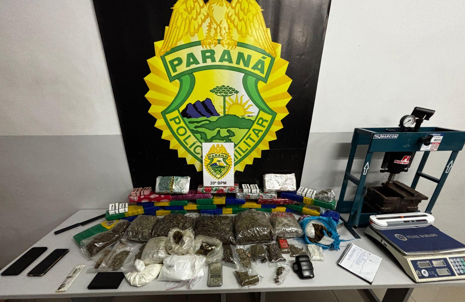 PMPR desarticula ponto de tráfico e apreende mais de 21 kg de drogas no Hauer  A Polícia Militar do Paraná (PMPR) prendeu um homem e desarticulou um ponto de tráfico de drogas nesta terça-feira (21), no bairro Hauer, em Curitiba. Ao todo, foram apreendidos mais de 21 quilos de entorpecentes.  A ação foi realizada por equipes do 20º Batalhão de Polícia Militar (BPM), com apoio das equipes de inteligência, após denúncia anônima indicando que o local era utilizado para armazenamento e distribuição de drogas.  