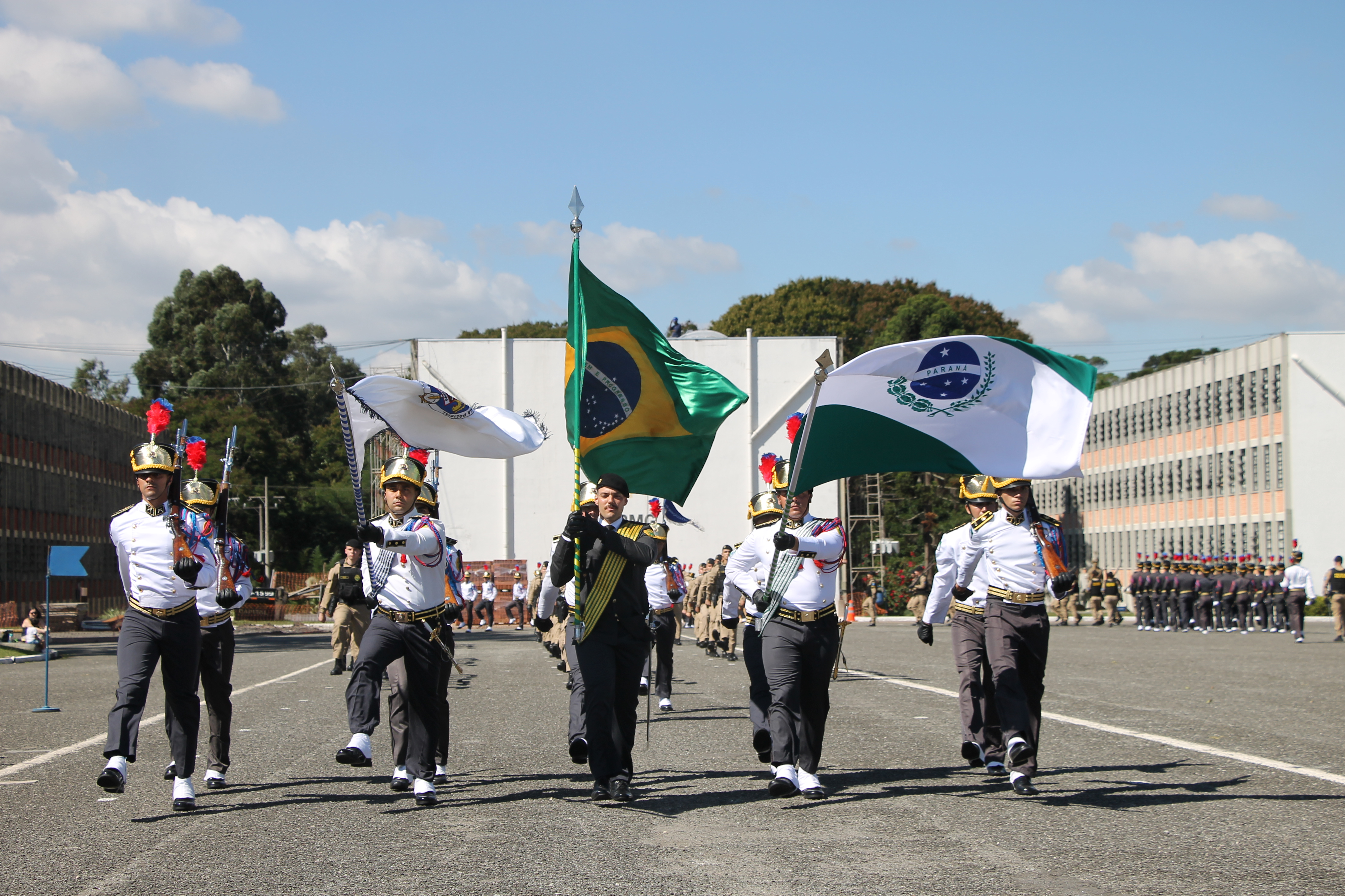 PMPR homenageia Tiradentes e entrega medalhas a autoridades e policiais do Estado