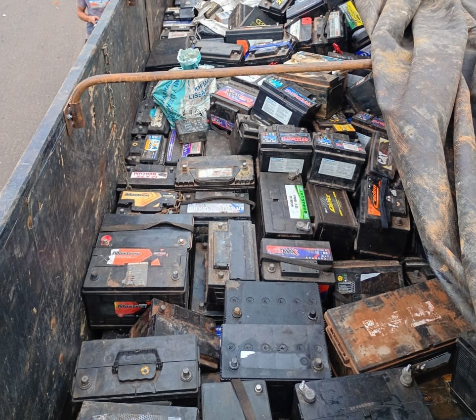 PMPR apreende quase 12 toneladas de baterias e prende motorista por crime ambiental em Vitorino