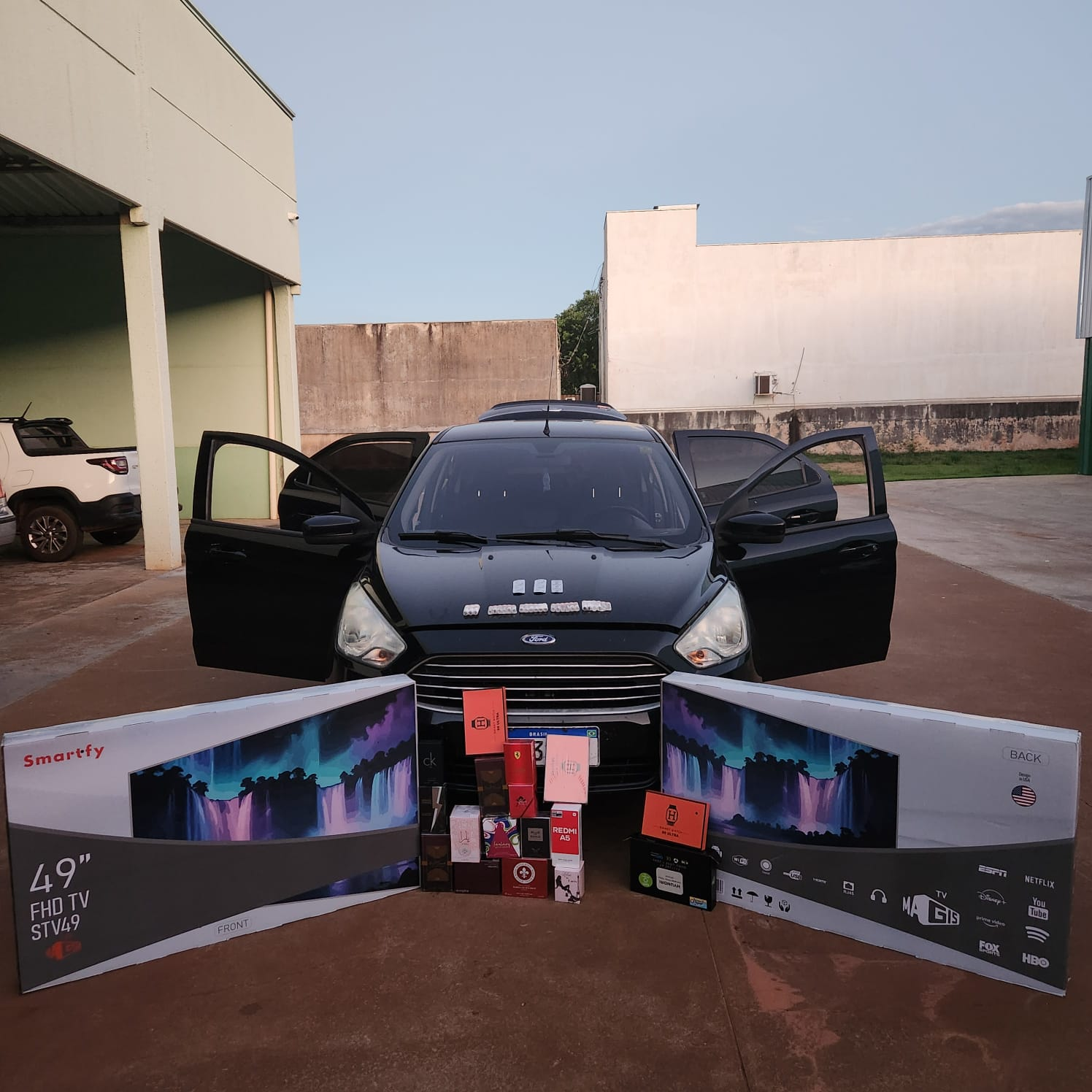 PMPR apreende medicamentos e produtos contrabandeados em Perobal