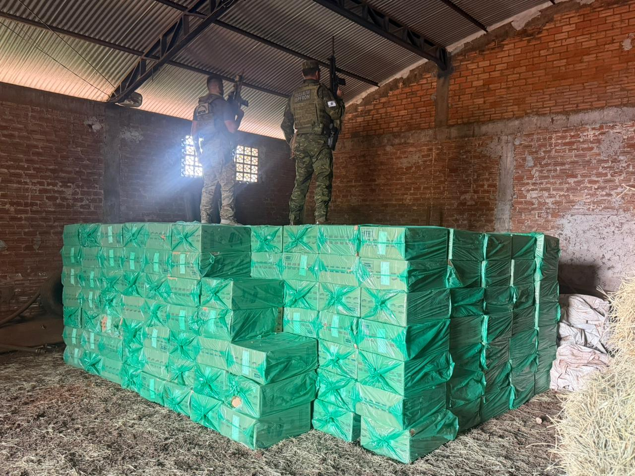 PMPR e PF prendem sete homens e apreendem 20 mil pacotes de cigarros contrabandeados no Noroeste