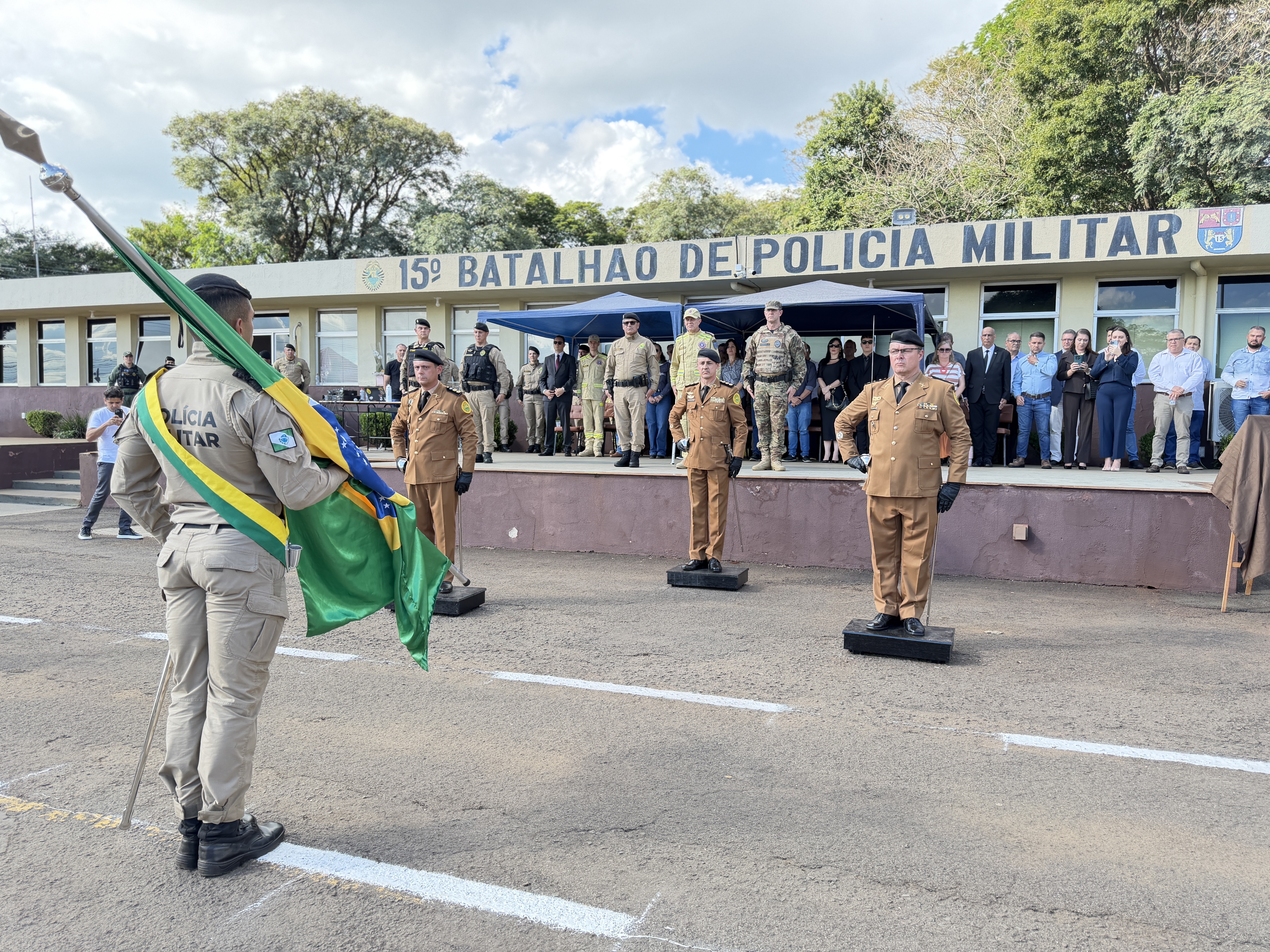 A Polícia Militar do Paraná (PMPR) realizou, na tarde desta quarta-feira (27), a solenidade de entrega de comando do 15º Batalhão de Polícia Militar (15º BPM)