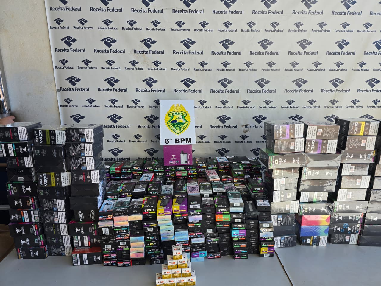 PMPR apreende mais de 900 cigarros eletrônicos e medicamentos irregulares em transportadora de Cascavel