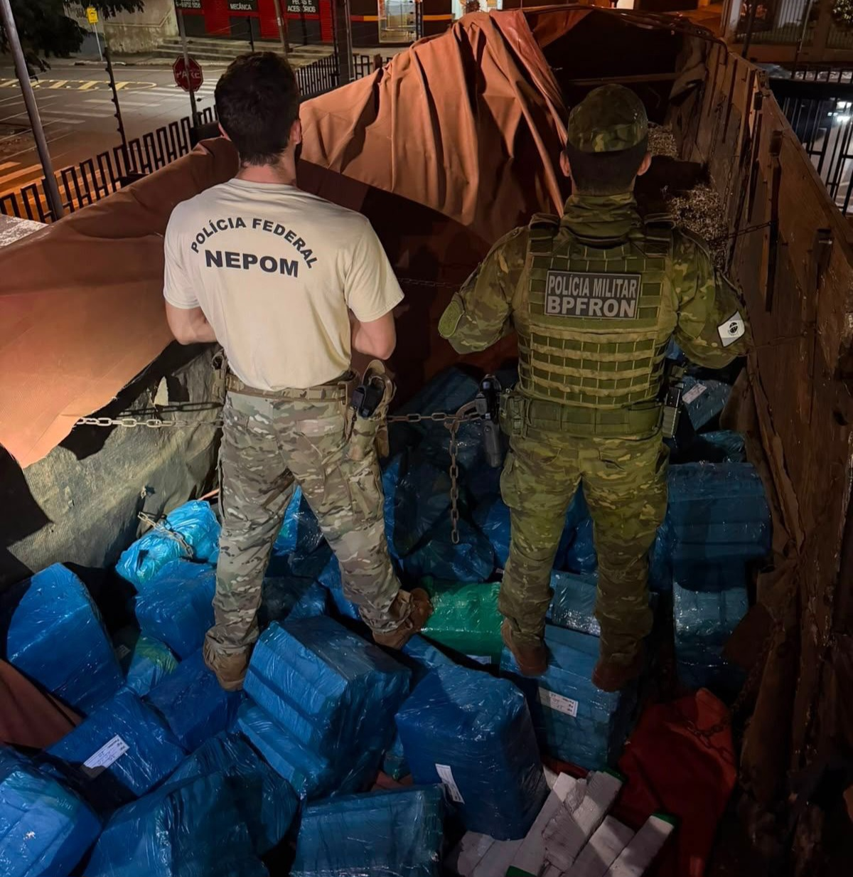 Em ação integrada, PMPR apreende quase 1,5 tonelada de maconha e prende motorista em Icaraíma