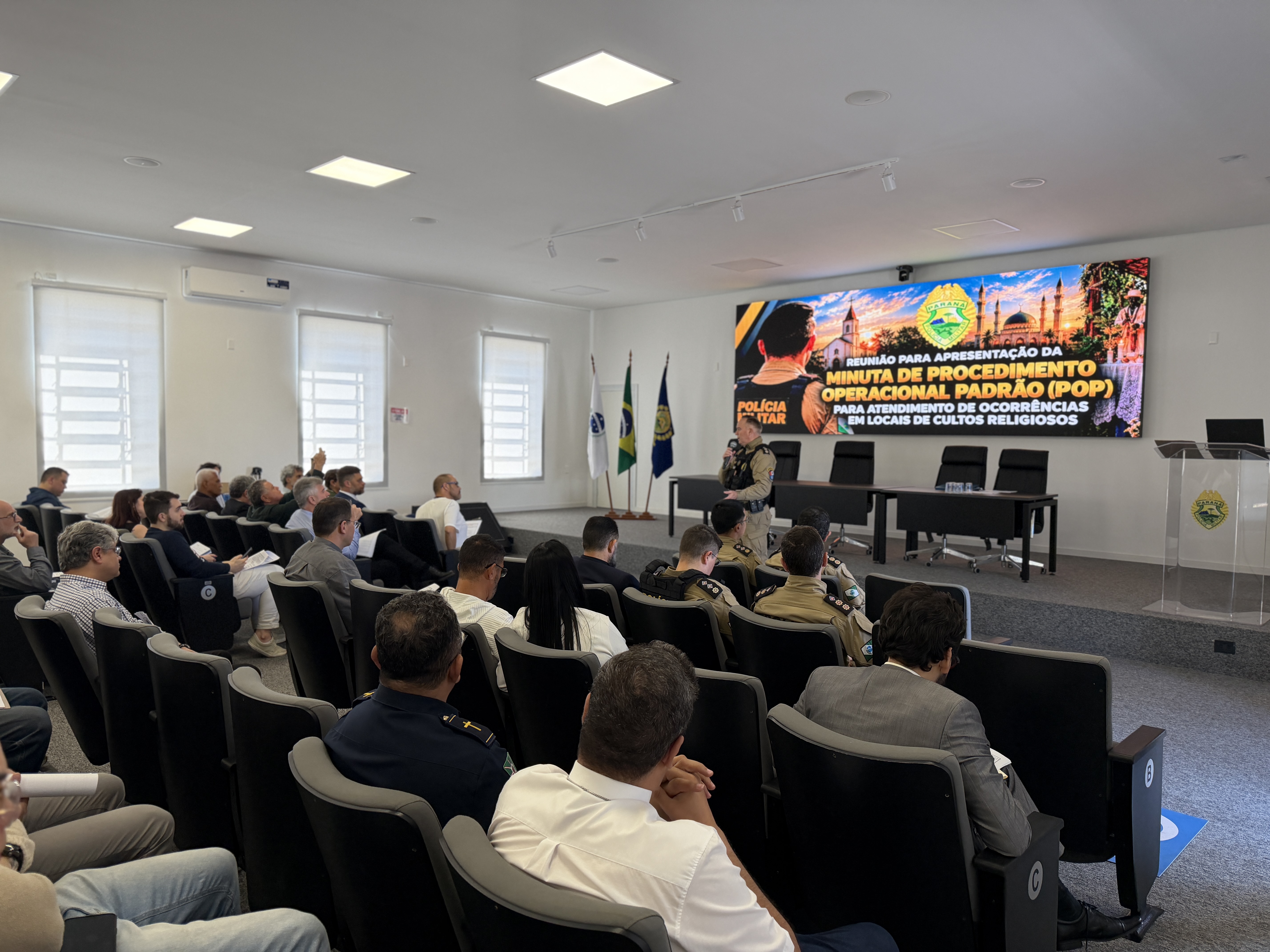 Reunião em Curitiba foi presidida pelo comandante do Comando do Policiamento Especializado, coronel Rogério Gomes Pitz, e abordou a criação de diretrizes para padronizar a atuação policial, com respeito à liberdade religiosa e aos direitos fundamentais.
