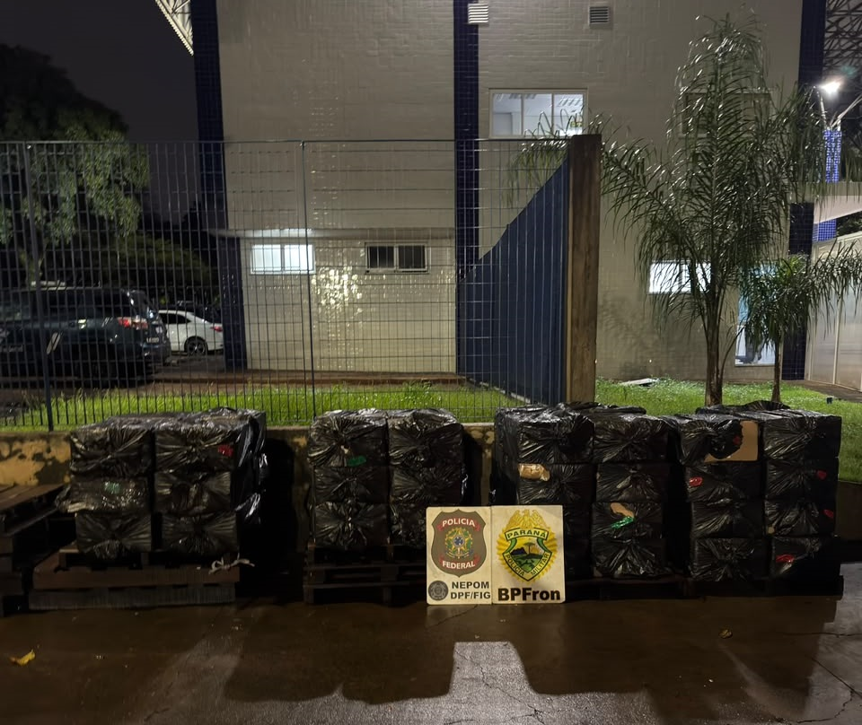 PMPR e PF apreendem 2,7 mil pacotes de cigarros contrabandeados em Foz do Iguaçu