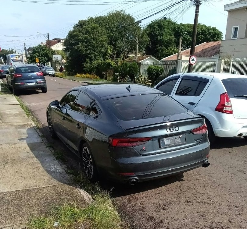 PMPR apreende carro de luxo com R$ 20 mil em débitos no Capão da Imbuia, em Curitiba