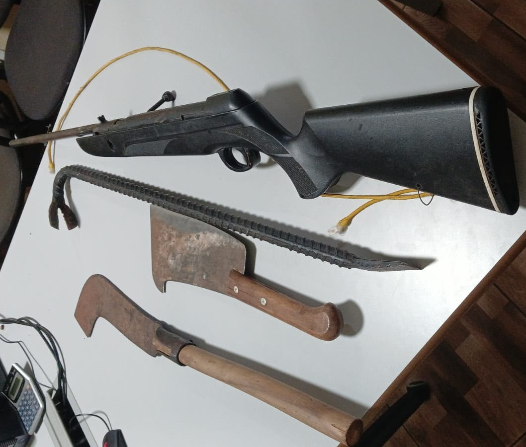 PMPR prende homem por violência doméstica e apreende arma de fogo em Santa Cruz de Monte Castelo