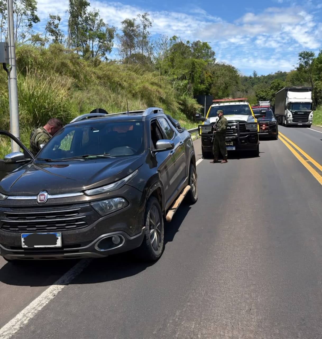 PMPR e PMESP prendem homem após fuga de abordagem em Siqueira Campos